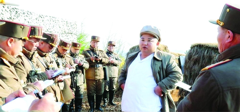 朝鮮國務委員會委員長金正恩︵右二︶現場指導炮兵部隊射擊比賽。