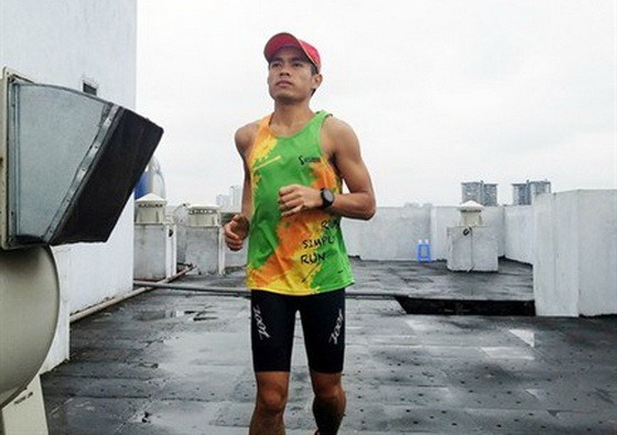 阮達於4月4日在河內一棟公寓天台上跑步。