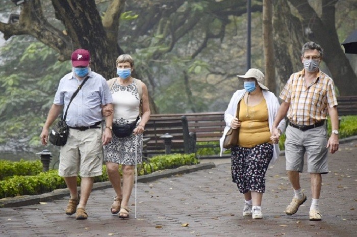 外國遊客遵守戴口罩規定。