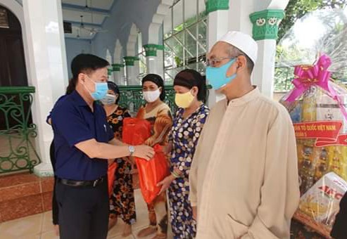 郡越南祖國陣線委員會還向家境貧困的16名回教徒贈送禮物。
