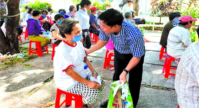 第五郡越南祖國陣線委會主席慰問貧困戶。