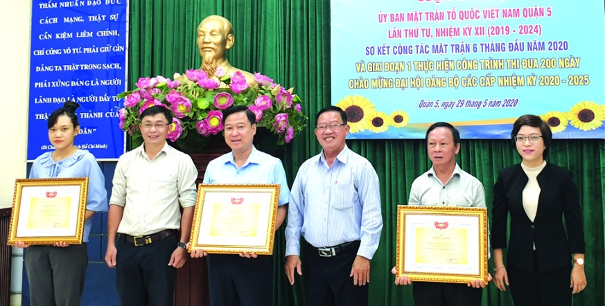 第五郡越南祖國陣線委員會榮獲集體出色獎項。