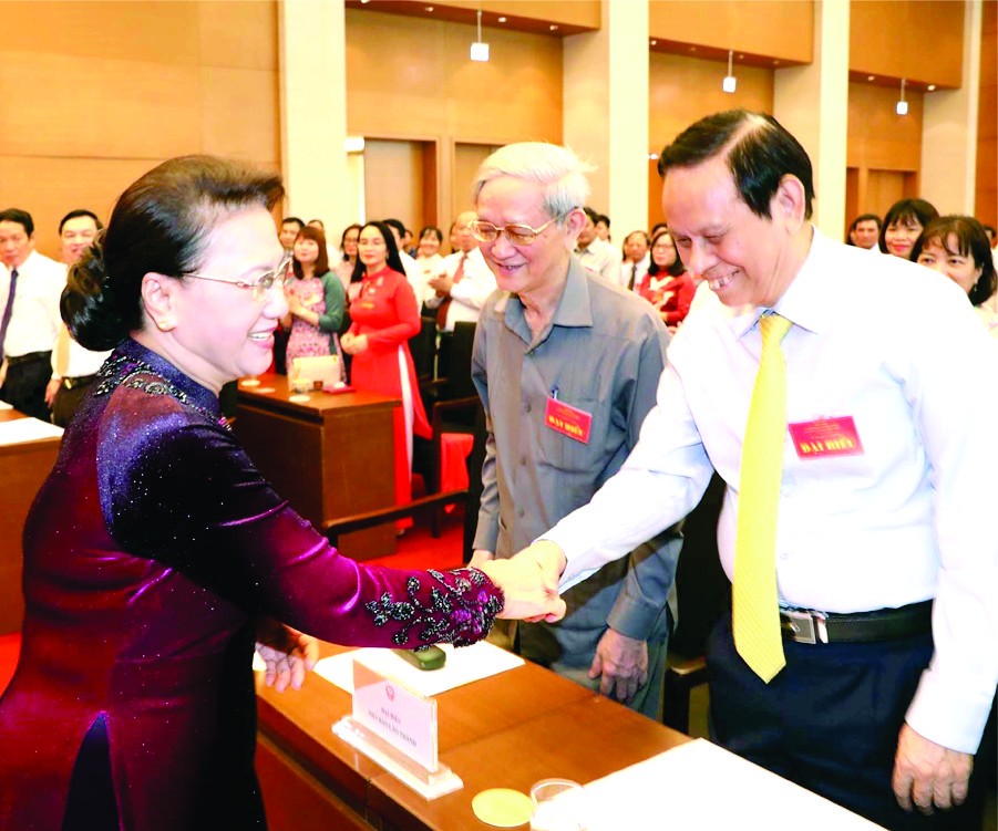 國會主席阮氏金銀接見從事新聞工作前輩與187名來自中央和地方新聞媒體的模範代表。