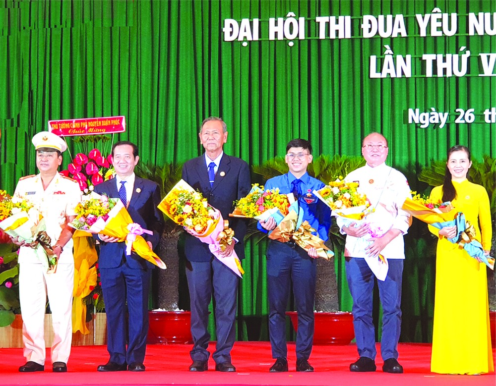 華人企業家、國際烘焙師高肇力(右二)獲表彰。