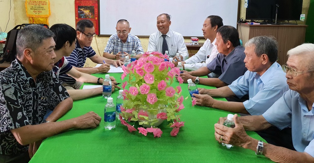 鵝貢市華人在福州公所與本報工作團交流。