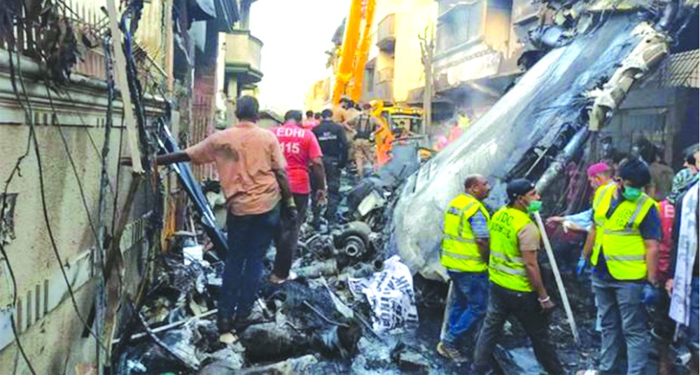 五月二十二日在巴基斯坦卡拉奇拍攝的飛機墜毀現場。