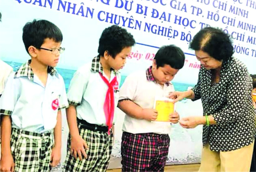 原國家副主席張美華頒助學金給學生。