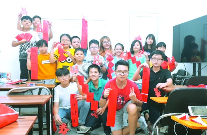 青少年參加市商業華語培訓中心的暑期班。