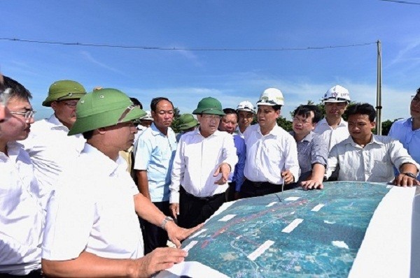 政府副總理鄭廷勇考察東面北-南高速公路現場。