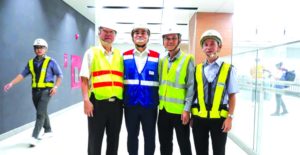　　市都市鐵路管委會主任裴春強(左二)帶領兩位華人代表參觀地鐵工程。