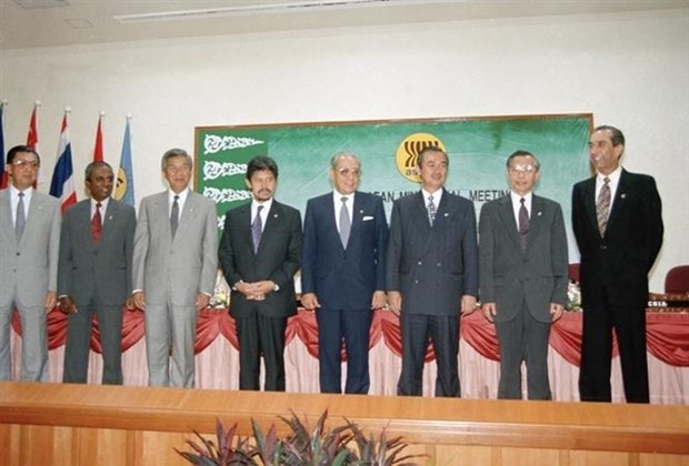 　　1995年7月28日在汶萊首都斯里巴加灣市，越南外交部部長阮孟琴（右二）、 東盟秘書長和東盟各國外長出席越南成為東盟第七個成員國的接納儀式。