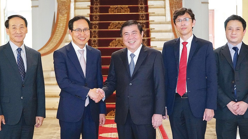 黨中央委員、市人委會主席阮成鋒日前會見越南三星組合總經理崔周湖。
