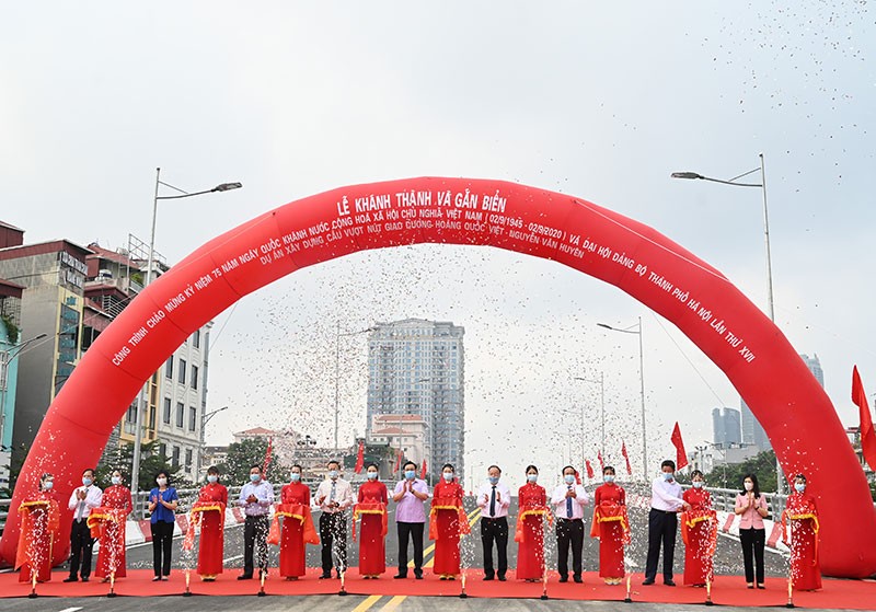 河內市昨(28)日為黃國越-阮文萱街交通樞紐的高架橋建設項目舉行通車儀式。
