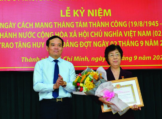 　　市各民族文學藝術協會主席劉金華 榮獲55年黨齡紀念章。