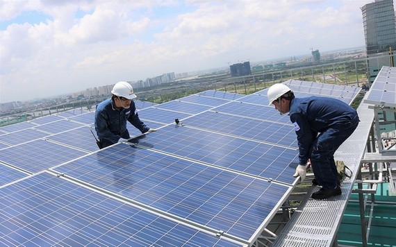 技術員正在安裝屋頂太陽能光電系統。