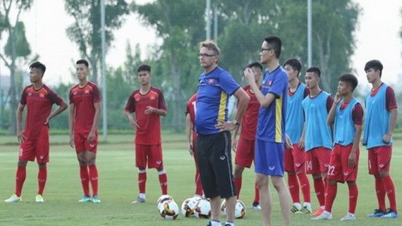 U19隊主教練菲利普‧特魯西埃師徒的一場訓練。