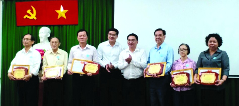 　　人民藝人張漢明(左一)，華人幹部王沛川 (左二)、朱杞文(右三)獲表彰。