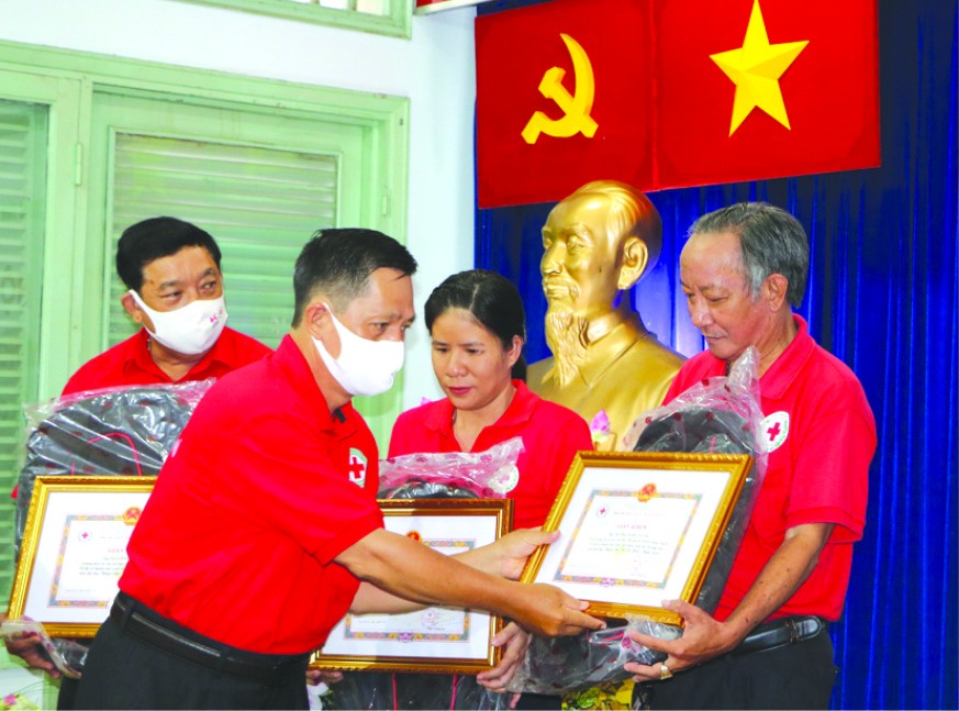 　　市防範災禍與急救培訓中心主任陳文俊 向模範個人頒發獎狀。