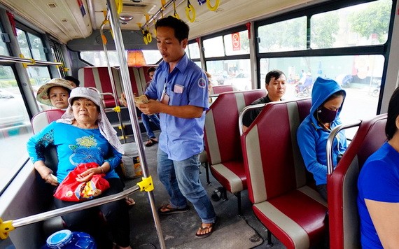 　在公共客運經營單位工作的勞動者是獲享這輪 輔助的對象。