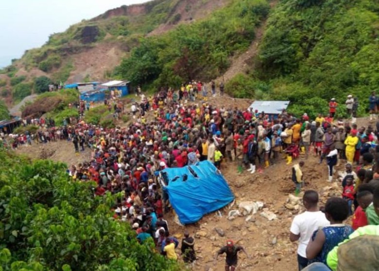 數百人聚集在礦井入口附近的山坡上哭嚎。