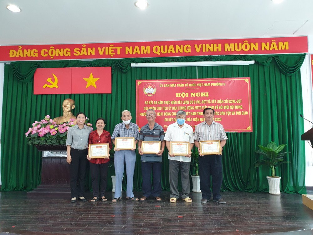 5位獲表彰的個人都是華人，具體是陳昌留、駱蘇蝦、馮金鳳、賴生宋、蘇文州