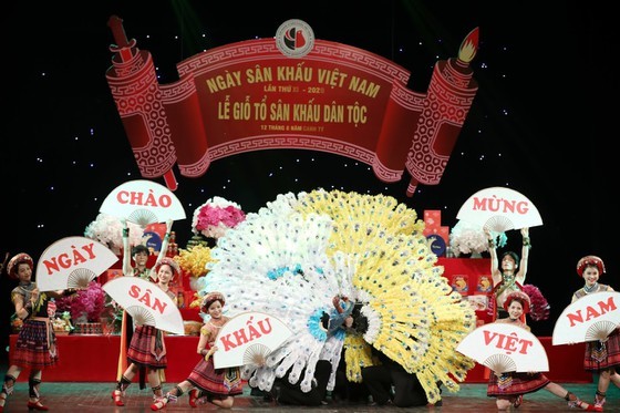 越南舞台藝人協會昨(25)日在河內市大劇院舉行民族舞台業祭祖儀式。