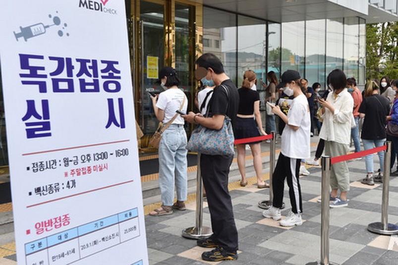韓國民眾排隊打流感疫苗。