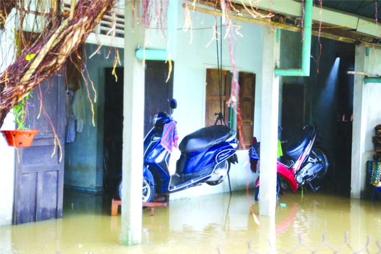 順化市民眾吊起摩托車防水淹。