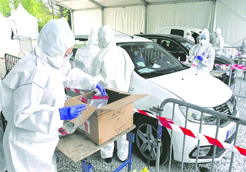 法國紅十字會成員在蒙彼利埃投入核酸檢測取樣工作。