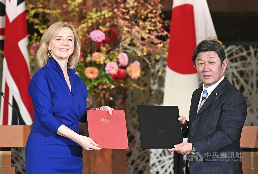  日本與英國正式簽署經濟夥伴關係協定（EPA），這是英國脫歐後首個簽署的貿易協定。日本外務大臣茂木敏充（右）與英國國際貿易大臣特拉斯（Liz Truss）出席東京簽署儀式。（共同社提供） 