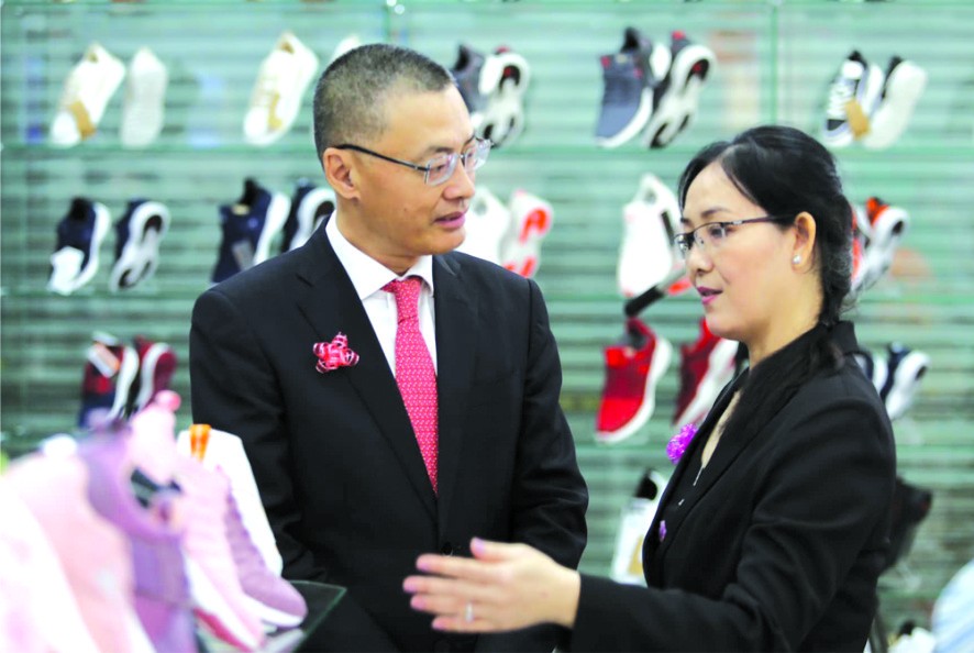 平仙公司代表向武光明大使介紹產品。