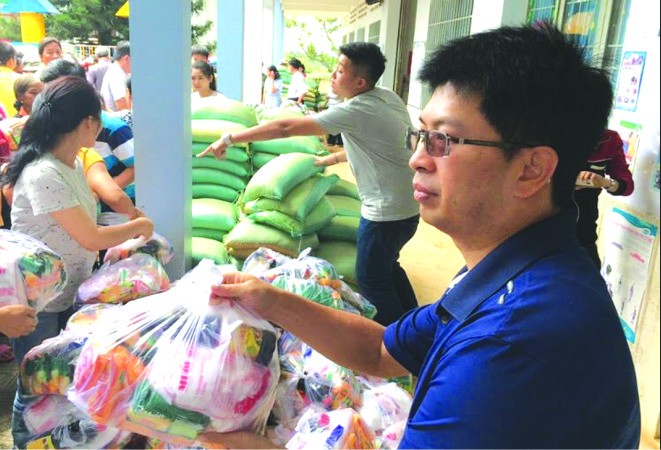 林志偉經常赴越南各地向貧困者贈送物資。 