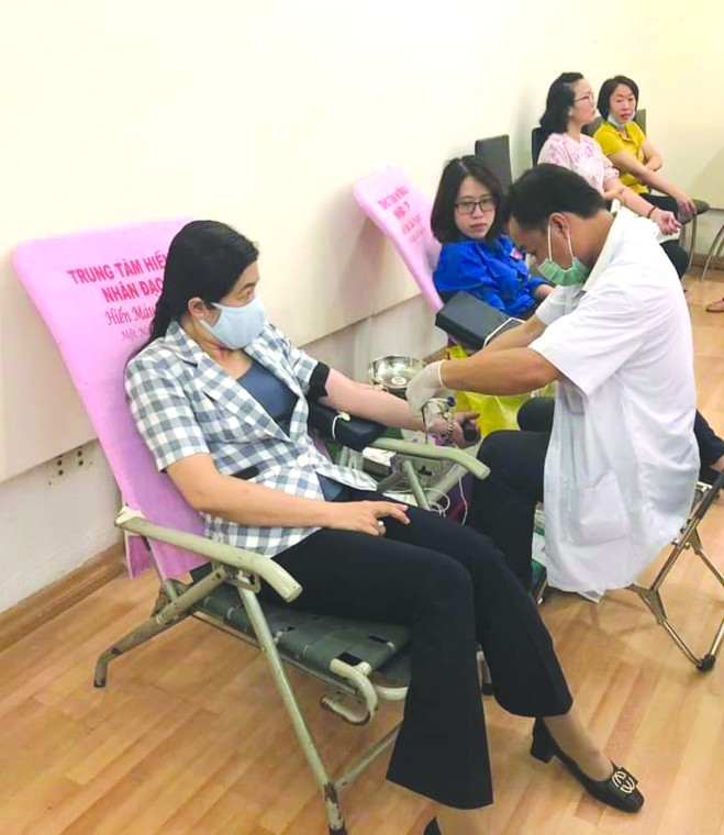 市婦聯會主席阮陳芳珍參加捐血活動。