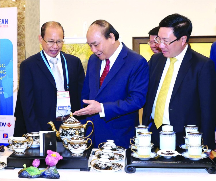 李玉明先生（左）向政府總理阮春福介紹明隆特色產品。