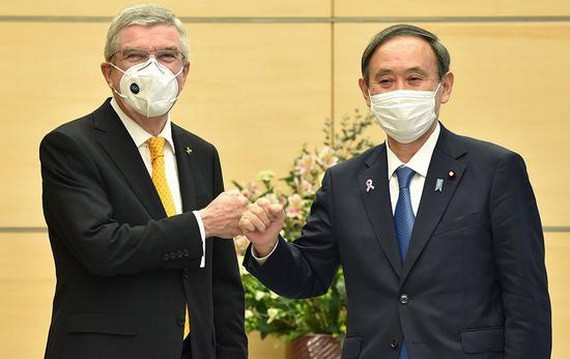 日本首相菅義偉同國際奧委會主席巴赫(左)舉行會談。