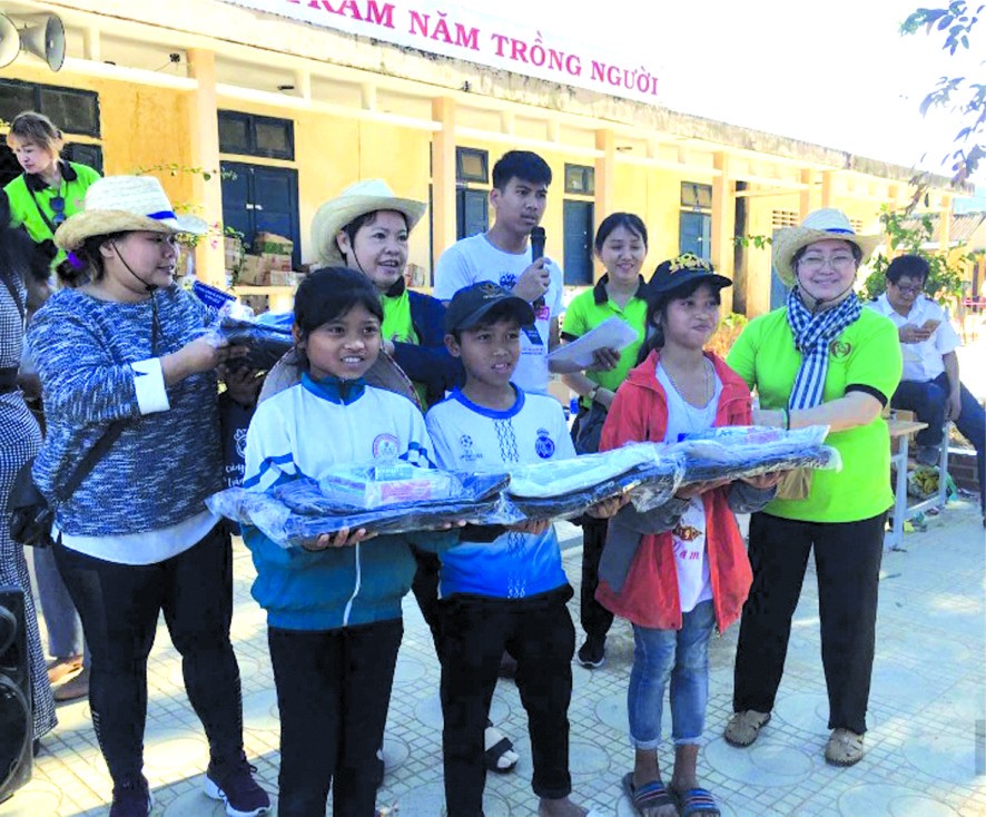 安東市場慈善組在廣治、廣平省贈送救濟品。