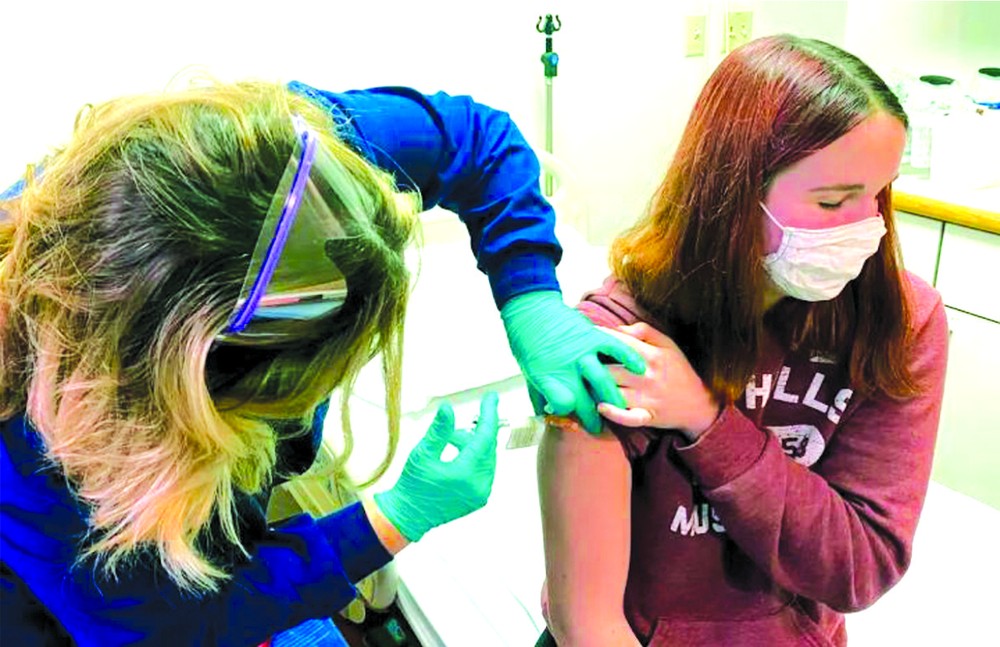 輝瑞公司臨床試驗的一名志願者接受疫苗接種。