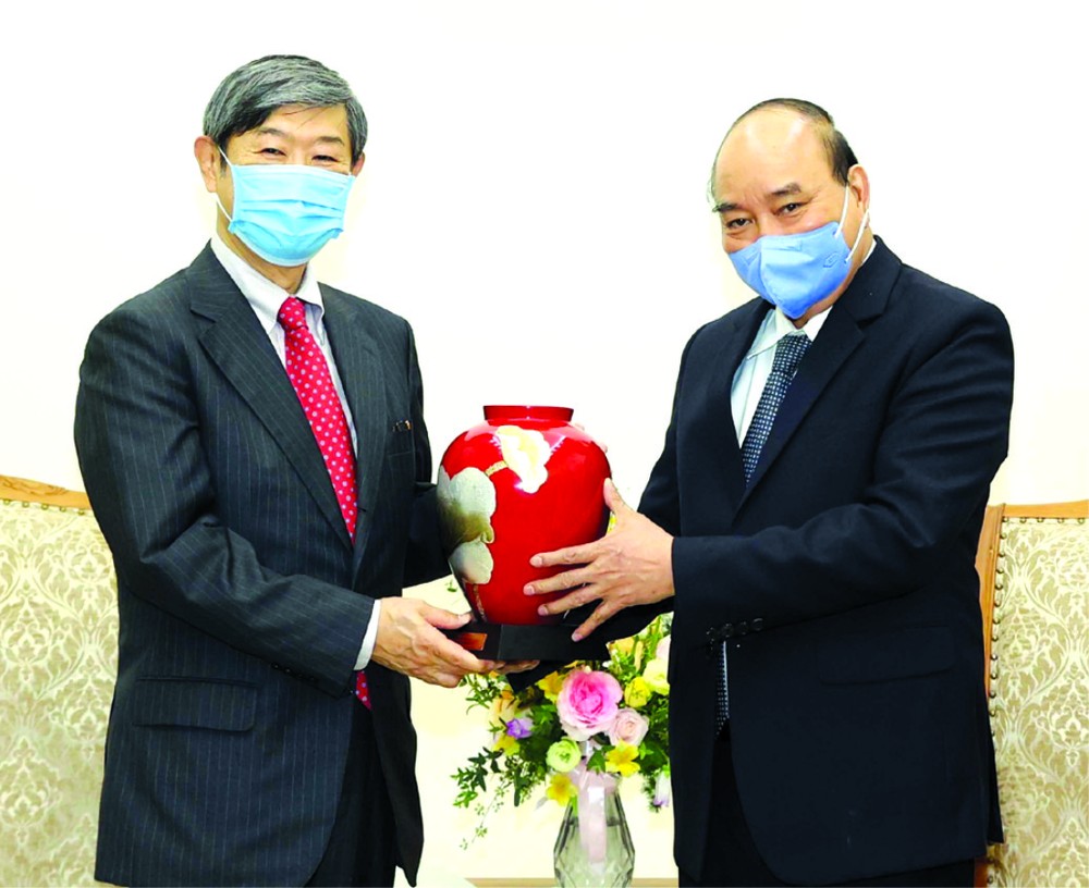 政府總理阮春福向日本國際合作機構主席贈送紀念品。