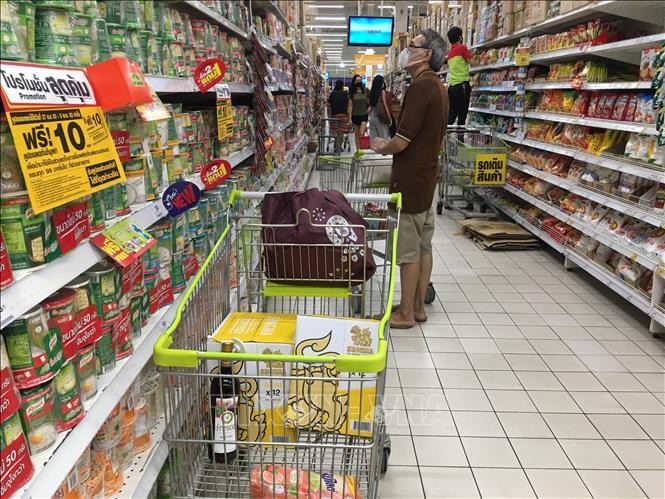 泰國民眾在超市購物。