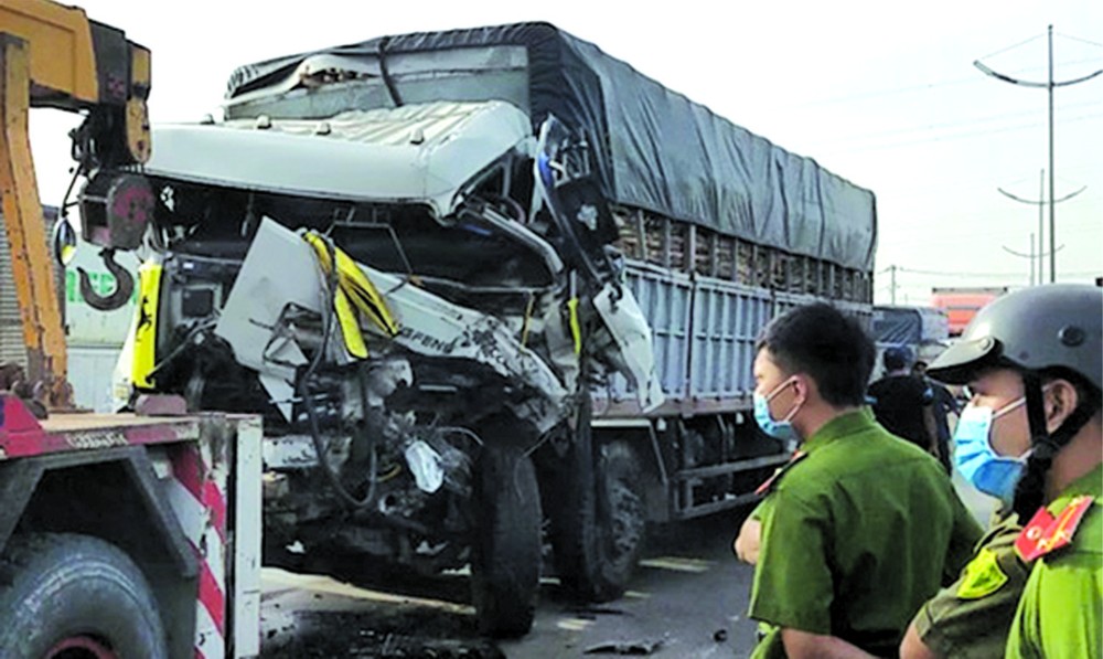 平政縣公安機關昨(18)日已勘查現場並調查在武陳志街發生的卡車與牽引車碰撞，導致1人死亡的事故。