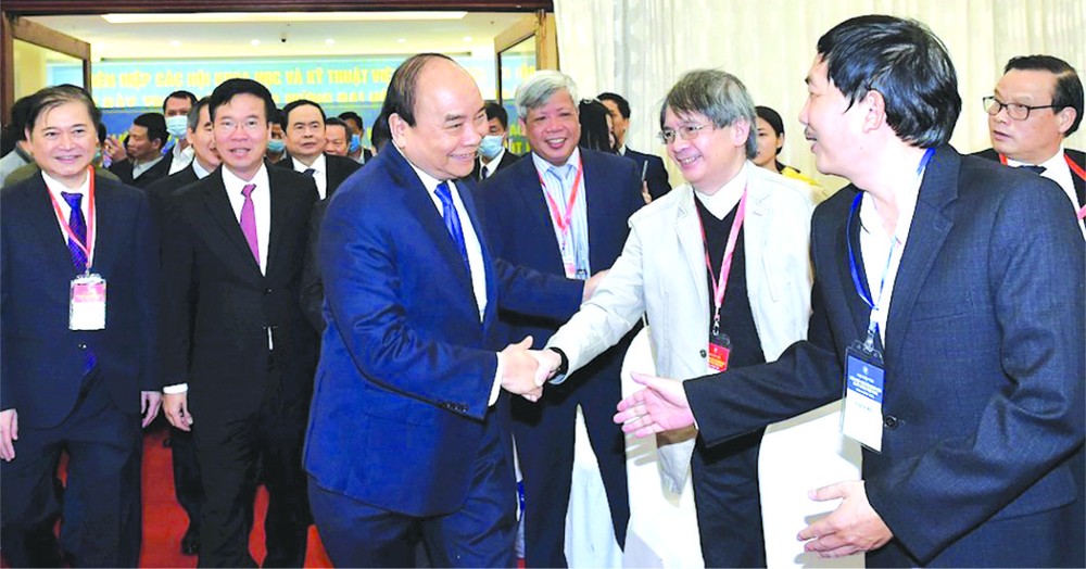 阮春福總理與各代表交流。