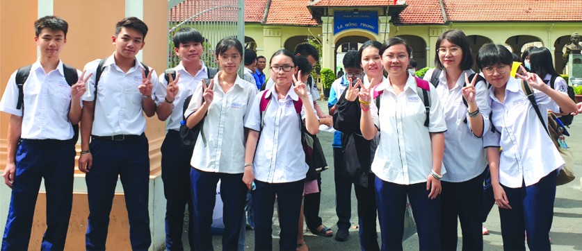 10名參加中文科考試的考生開心步出考場。