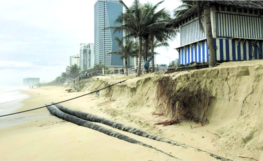 近半個月來，峴港市連接山茶郡和五行山郡的沿武元甲街海岸被海浪沖致嚴重坍塌。