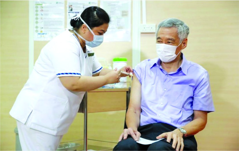 據新加坡《聯合早報》報導，當地時間8日上午10時58分，新加坡總理李顯龍在新加坡中央醫院接種新冠疫苗。