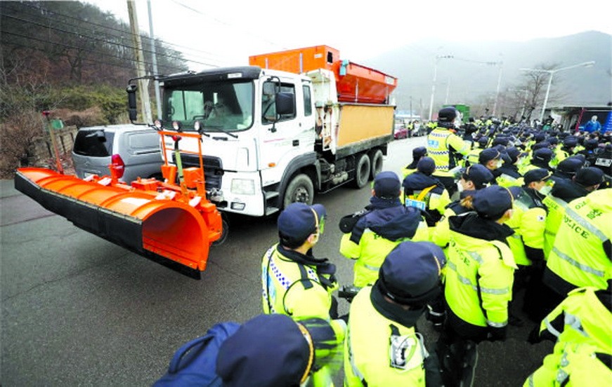 韓國防部向“薩德”基地運入材料遭民眾抗議