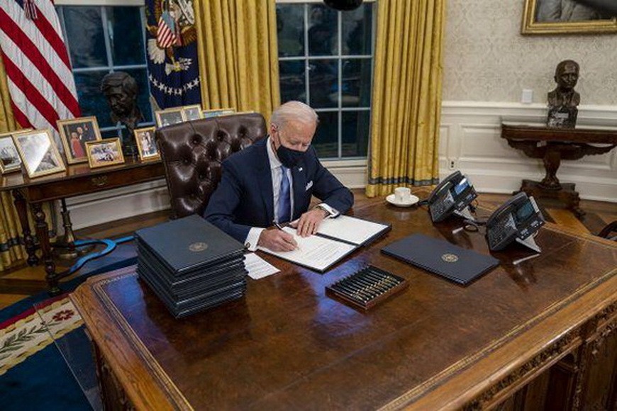 拜登總統上任第一天簽署多項發令。
