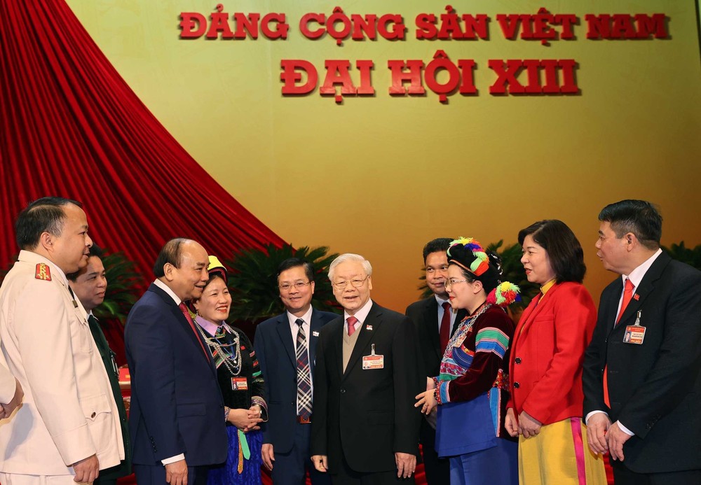 黨中央總書記、國家主席阮富仲和政府總理阮春福與各代表交流。