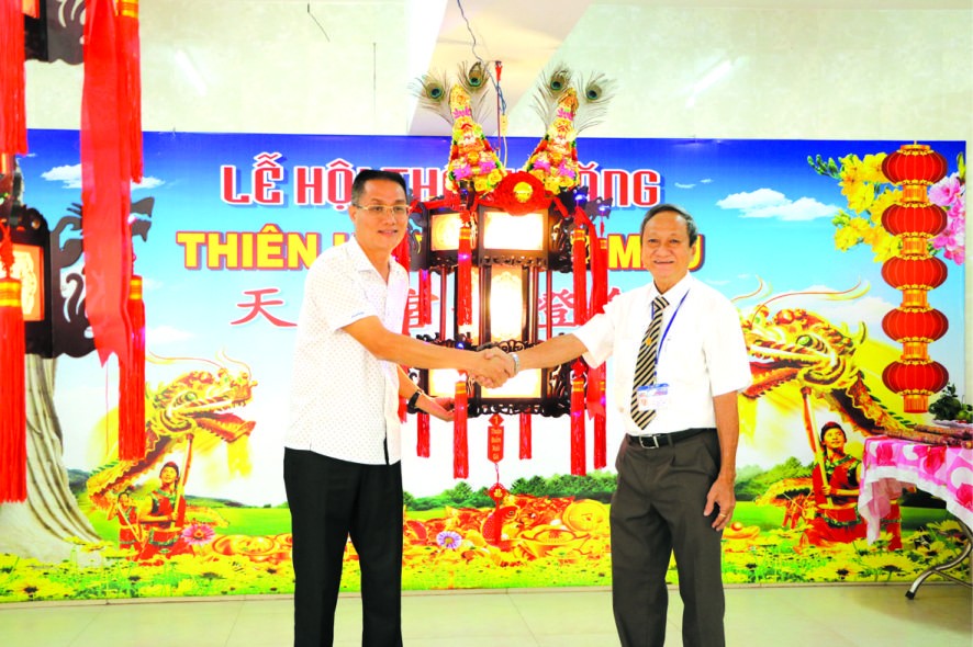王永勝理事長(右)向安強木器公司經理 黎德義移交“一帆風順”聖燈。