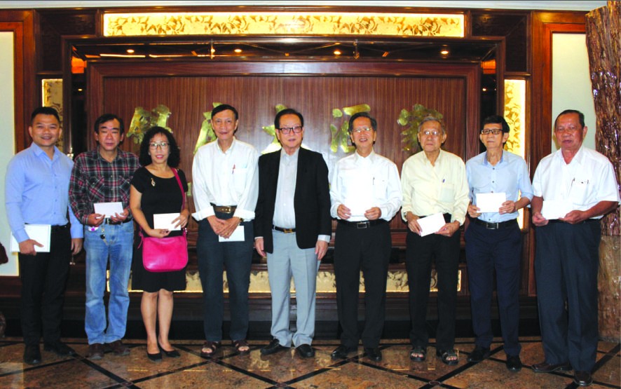 張豐裕先生(左五)代表萬盛發集團 向各華文中心負責人贈送醫保卡代金。