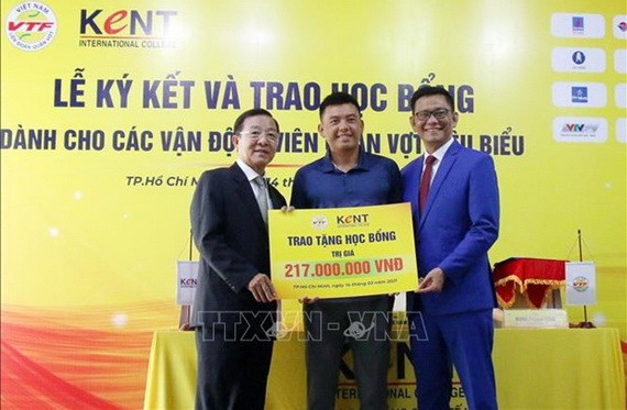 越南網球聯合會和肯特國際學院代表向李黃南頒發獎學金。